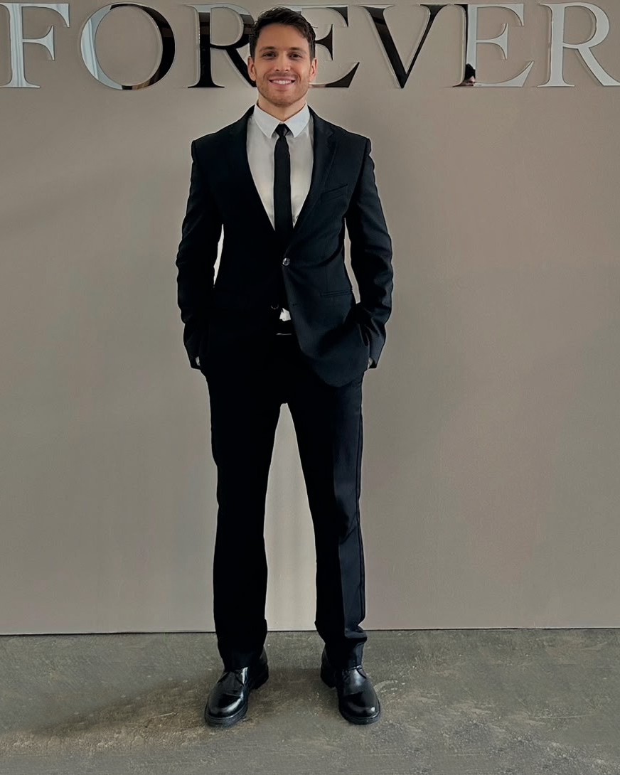 Modelo con traje en un espacio de evento